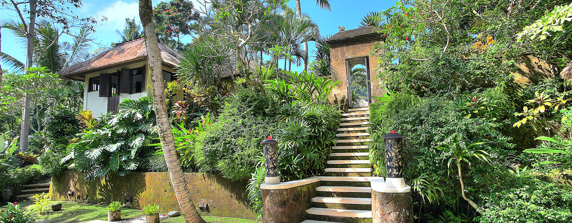 Villa Alamanda - Pool stairs leading to villa entrance