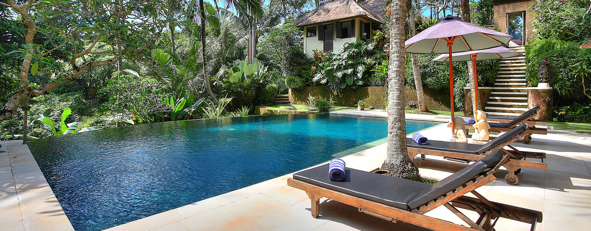 Villa Alamanda - Pool, villa and staircase to the entrance